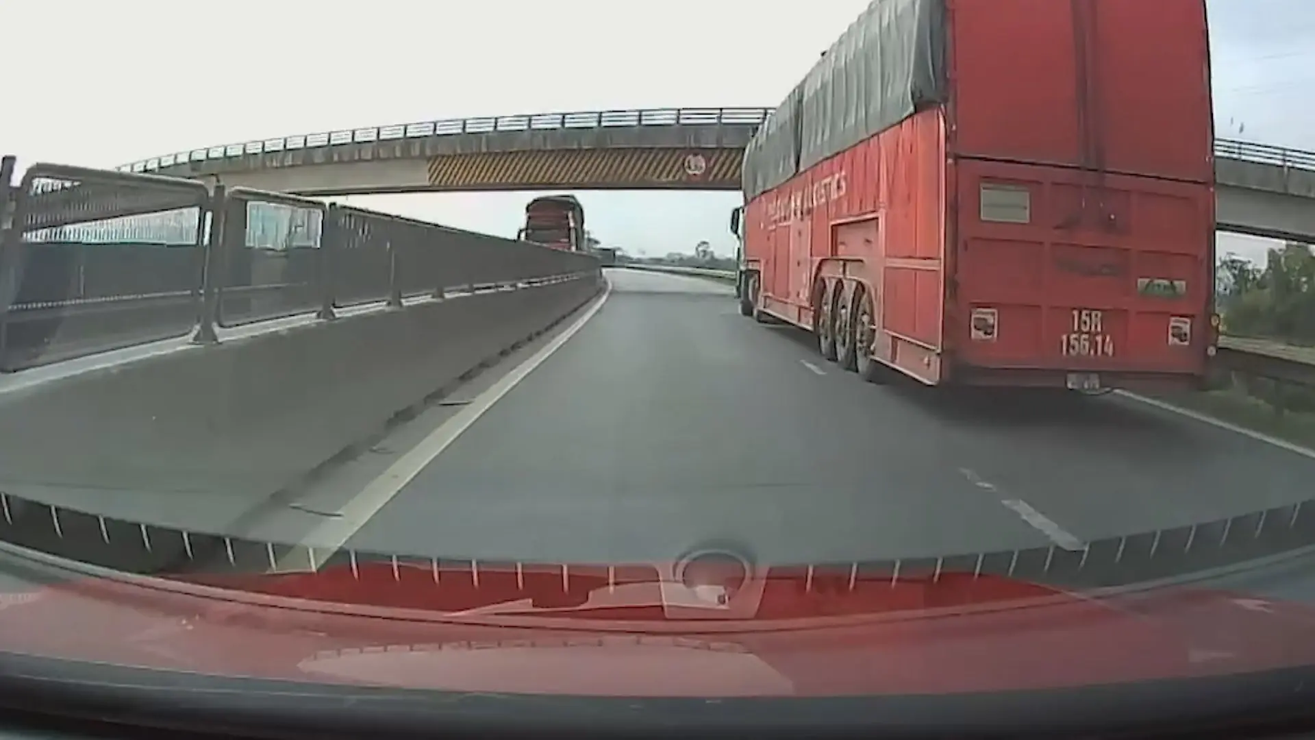 Xe tải chở hàng quá khổ gây nguy hiểm cho phương tiện khác